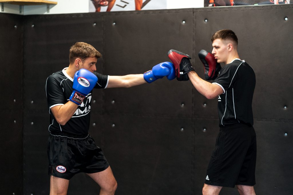 Partnerübung: Pratzen halten um die Technik zu verbessern