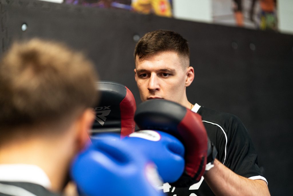 Pratzen halten um die Technik zu verbessern