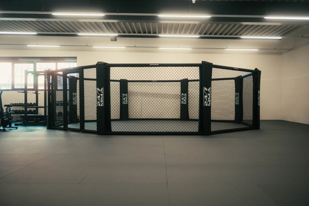 Der MMA-Käfig für das Training in der Kampfsportschule